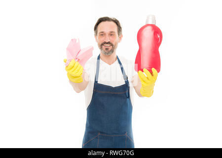 Il servizio di pulizia e il dovere di uso domestico. L'uomo nei guanti di gomma tenere la bottiglia di sapone liquido agente di pulizia chimica. Ragazzo barbuto pulizia casalinga. Pulizia home concetto. Rub a brillare. Tutto deve essere perfetto. Foto Stock