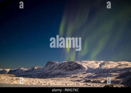 Northern lights visualizzati durante un supermoon appena fuori Pangnirtung in Canada Foto Stock