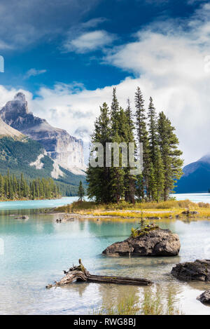 8 settembre 2016, il Parco Nazionale di Jasper, Alberta, Canada: Spirit Island, sacro del Canada Prime Nazioni, nel mezzo del Lago Maligne su un molto bello Foto Stock