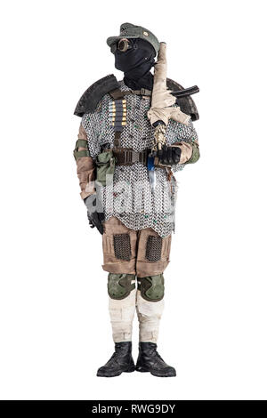 Post-apocalittico soldato indossa armatura fatti a mano, stando in piedi presso l'attenzione. Foto Stock