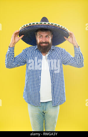 Perfetto per il Cinco de Mayo celebrazione. Uomo Barbuto in Mexican Hat. Hipster in larga tesa. Moda tradizionale accessorio per la festa in costume. Hes in amore con stile messicano. Uomo messicano indossa sombrero. Foto Stock