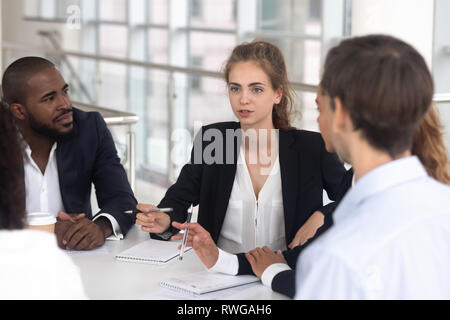 Femmina di team leader per discutere del piano di progetto al gruppo multirazziale briefing Foto Stock