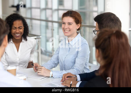 Multirazziale business persone si prendono una pausa durante i negoziati scherzando ridendo Foto Stock