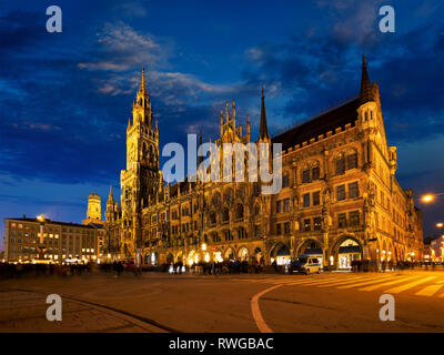 Piazza Marienplatz di notte con il nuovo Municipio Neues Rathaus Monaco di Baviera, Germania Foto Stock