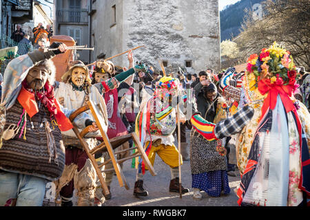 Shignano (Italia) 03/05/2018: il carnevale di Schignano parade è uno dei più famosi carnevali tradizionali del nord Italia con le tipiche maschere di legno Foto Stock