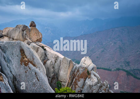 Vista da Ulsanbawi roccia a picco. Seoraksan National Park, Corea del Sud Foto Stock