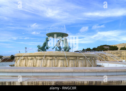 Fontana del Tritone all'ingresso di Valletta, Malta. Foto Stock