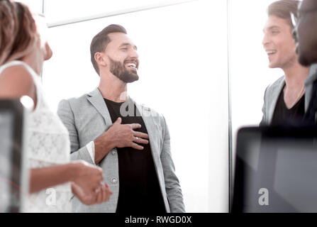 Il team di business parlando durante una pausa di lavoro Foto Stock