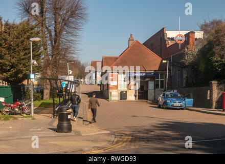 Fairlop, Essex, Regno Unito - 24 Febbraio 2019: Vista della stazione Fairlop, TFL stazione della metropolitana in una impostazione suburbana. Shot mostra la parte frontale del biglietto off Foto Stock