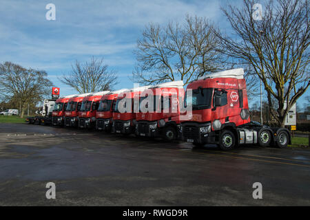 Camion rosso cabina camion rosso business Renault fuori nuovi veicoli Smart Line garage immagazzinato magazzino pioggia pioggia pioggia cabina cabina cabina stile motore anteriore Foto Stock