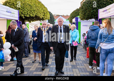 Sindaco di Wakefield & consiglieri, visitare stand commerciali a Wakefield cibo, drink & Rabarbaro Festival 2019 dalla Cattedrale - West Yorkshire, Inghilterra, Regno Unito. Foto Stock