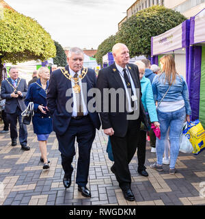 Sindaco di Wakefield & consiglieri, visitare stand commerciali a Wakefield cibo, drink & Rabarbaro Festival 2019 dalla Cattedrale - West Yorkshire, Inghilterra, Regno Unito. Foto Stock