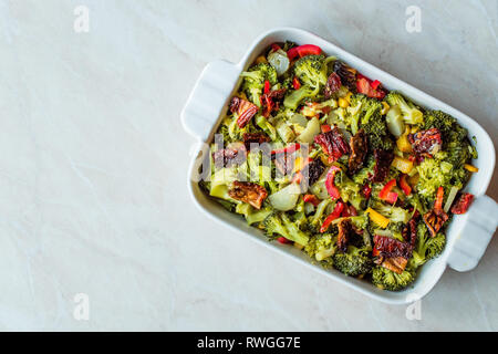 Broccoli con insalata di pomodori secchi, il peperone giallo, il mais e il peperone rosso fette. Alimenti biologici. Foto Stock