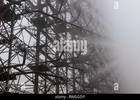Interessanti i disegni creati dalla nebbia oltre il Duga radar, in Chernobyl zona di esclusione Foto Stock