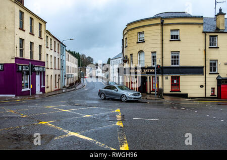 ENNISKILLEN, Ulster / IRLANDA DEL NORD - marzo 03 2019 : Automobili sono in movimento nella città vicino alla stazione di polizia. Foto Stock