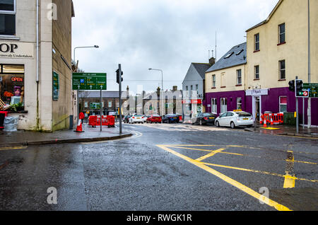 ENNISKILLEN, Ulster / IRLANDA DEL NORD - marzo 03 2019 : Automobili sono in movimento nella città vicino alla stazione di polizia. Foto Stock