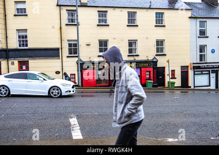 ENNISKILLEN, Ulster / IRLANDA DEL NORD - marzo 03 2019 : Automobili sono in movimento nella città vicino alla stazione di polizia. Foto Stock