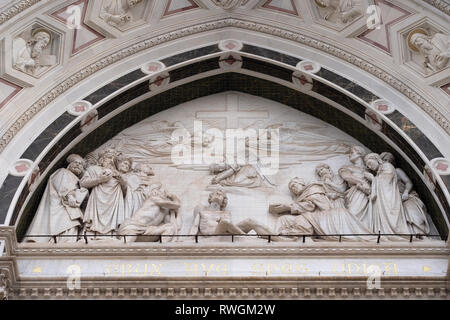 Lunetta scolpita contenente un rilievo del trionfo della Croce, da Giovanni Dupre, Basilica di Santa Croce a Firenze Foto Stock