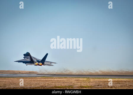 US Air Force F-22 Raptor in volo,prendendo il largo con fiamme da motori Foto Stock