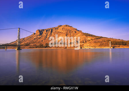 Il più lungo ponte sospeso in Bulgaria su Studen Kladenez dam con la distanza tra le due torri di 260m. Il solo modo per raggiungere Lisicite villag Foto Stock