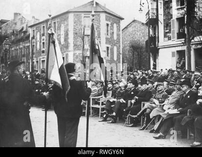 Petain, Henri Philippe, 24.4.1856 - 23.7.1953, francese generale e uomo politico, mezza lunghezza, con il generale Maxime Weygand presso la scopertura della statua di Andre Lefevre, Versailles, 1936, Additional-Rights-Clearance-Info-Not-Available Foto Stock