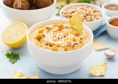 Hummus dip con chip, pita e falafel. Una sana alimentazione vegetariana. Foto Stock