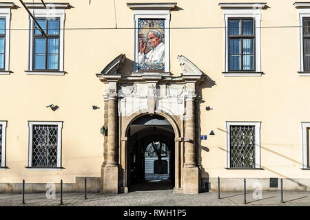 Cracovia in Polonia - Febbraio 16, 2019: ritratto di Papa Giovanni Paolo II nella finestra del Palazzo Vescovile in via Franciszkanska a Cracovia. Foto Stock