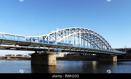 Cracovia in Polonia - Febbraio 16, 2019: vista panoramica del Maresciallo Pilsudski Jozef ponte sul fiume Vistola a Cracovia Foto Stock