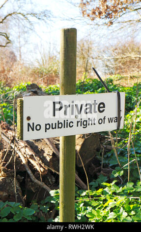 Un privato, nessun diritto del pubblico di modo, sign off un diritto del pubblico di modo sentiero nella North Norfolk campagna a Blakeney, Norfolk, Inghilterra, Regno Unito, Europa. Foto Stock