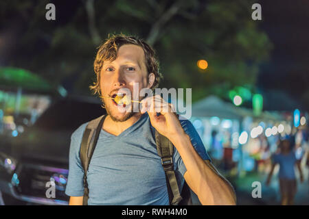 Giovane turista sulla strada pedonale Asian Food market Foto Stock