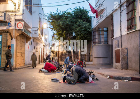 CASABLANCA, Marocco - 5 Marzo 2019: persone in preghiera per le strade di Casablanca, Marocco. Foto Stock