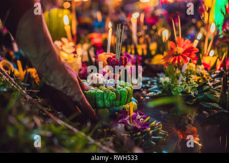 Loy Krathong festival, la gente compra i fiori e candela alla luce e galleggiare su acqua per celebrare il Loy Krathong festival in Thailandia Foto Stock