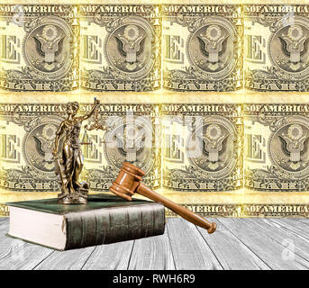 Justitia statue sul libro con martello giudiziaria con un pavimento in legno e arrotolato a banconota da 1 dollaro Usa come sfondo Foto Stock