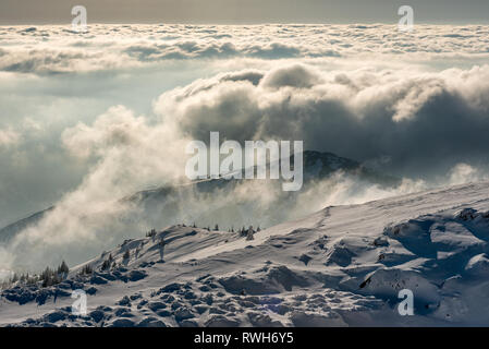 Panorama del paesaggio delle montagne innevate a Kopaonik, Serbia Foto Stock