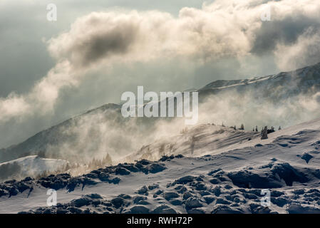 Panorama del paesaggio delle montagne innevate a Kopaonik, Serbia Foto Stock