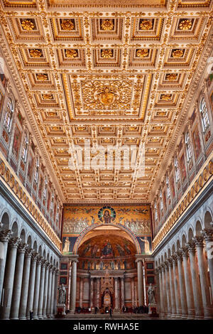 Italia, Roma, febbraio 19/2019, navata centrale della Basilica Papale di San Paolo fuori le mura Foto Stock