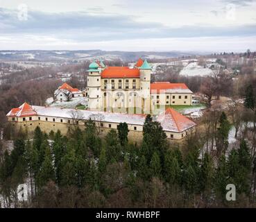 Veduta aerea del castello di Nowy Wisnicz in inverno, Polonia Foto Stock