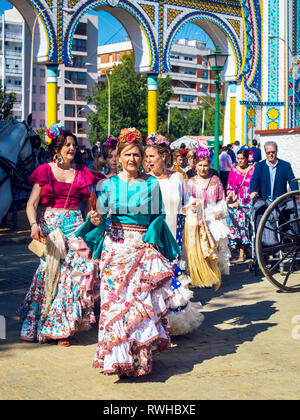 La donna elegante in tradizionale e abiti colorati presso la fiera di aprile, Siviglia fiera (Feria de Sevilla). Foto Stock