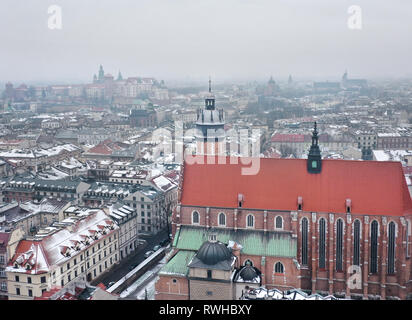 Vista aerea del centro storico di Cracovia, chiesa, il Castello Reale di Wawel. Città vecchia in inverno Foto Stock
