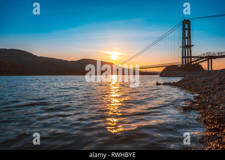 Il più lungo ponte sospeso in Bulgaria su Studen Kladenez dam con la distanza tra le due torri di 260m. Il solo modo per raggiungere Lisicite villag Foto Stock