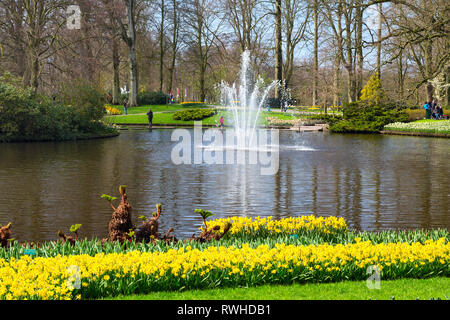 Lisse, Paesi Bassi - 4 Aprile 2016: il lago e la fontana nella primavera fiore giardino Keukenhof e vista parco Foto Stock