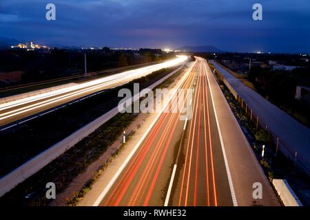 Vuoti urbani autostrada o autostrada illuminata di notte con colori brillanti Foto Stock