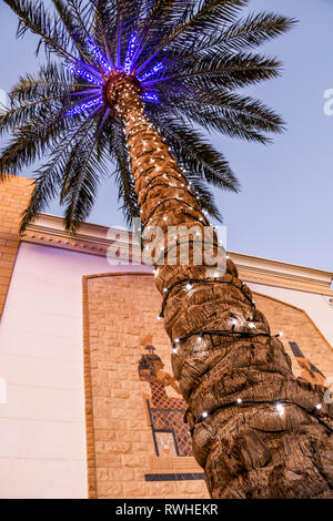 Natale decorato Palm tree con luci e Egitto tema pittura a mosaico in background Foto Stock