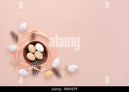 Pasqua Festa sfondo con uova con lo spazio vuoto per i messaggi di saluto Vista superiore Foto Stock
