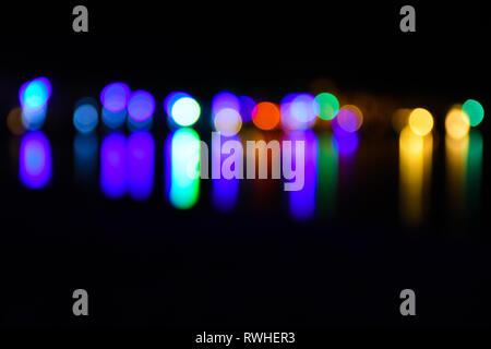 Nizza sfocato bokeh di fondo con la pittoresca spiaggia di luci con riflesso nell'acqua Foto Stock