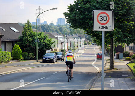 Essen, Renania settentrionale-Vestfalia, la zona della Ruhr, Germania - 30 zona, bicicletta road con ciclista in Stoppenberg con vista verso il centro di Essen, qui sul Foto Stock