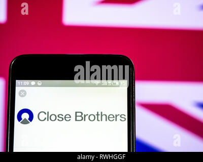 Close Brothers Group plc logo azienda vede visualizzato sul telefono intelligente.
