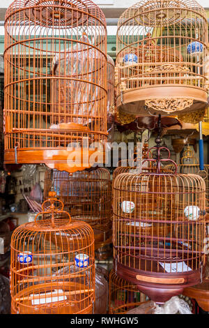 Legno bird gabbie per la vendita presso il Po Yuen Street Bird Garden di Mong Kok, Hong Kong Foto Stock