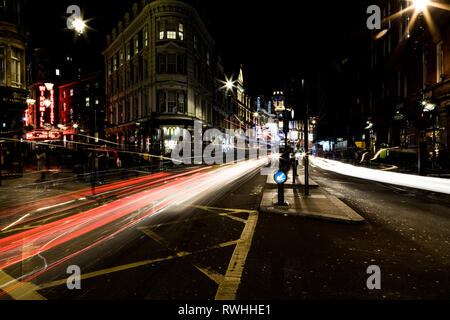 Sentiero di luce girato a Piccadilly Circus, Londra Foto Stock