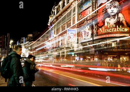 Sentiero di luce girato a Piccadilly Circus, Londra Foto Stock